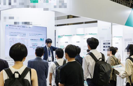 展示会MCをするアクター小川