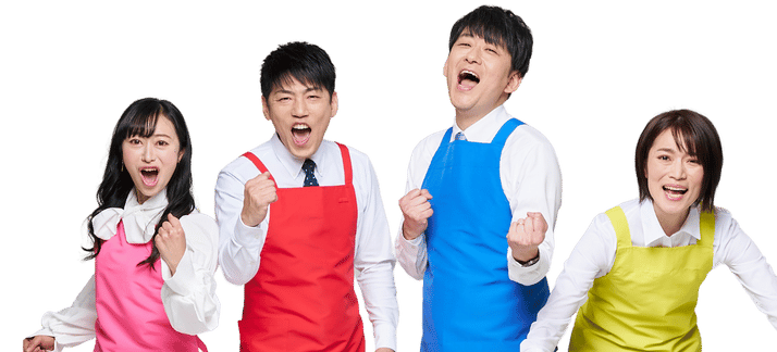 エプロン姿の四人のメンバー