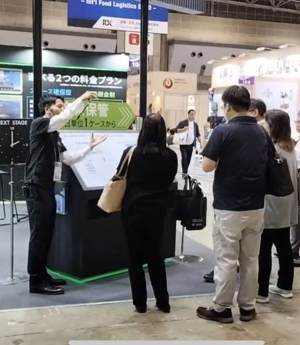 【東京ビッグサイト・JFEXレポート】“実演販売MC”で大盛況！舞台の上で命を燃やすオガタク魂！旭堂南歩とハッピー森合、MC &演出で躍動！